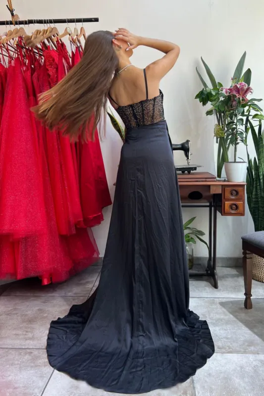 Elegant Black Prom Dress with Sultry V-Neck and Stylish Pleated Detail